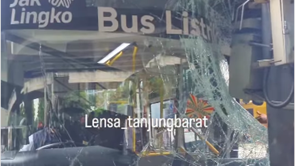 Bus Listrik Transjakarta Tabrak Tiang Tol, 1 Penumpang Luka
