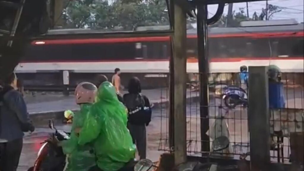 Kereta Bandara Tabrak Truk Kontainer di Perlintasan Tangerang