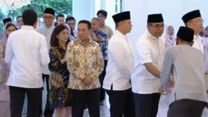 Menteri dan Pejabat Ikut Antre Halalbihalal di Istana