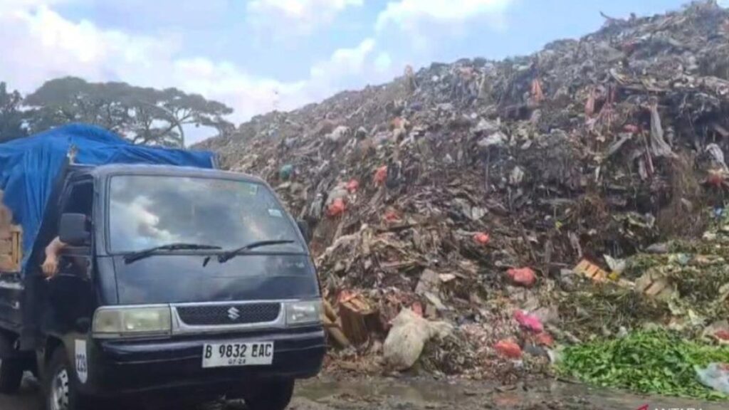Pemprov DKI Percepat Bersihkan 2.002 Ton Sampah di Pasar Kramat Jati